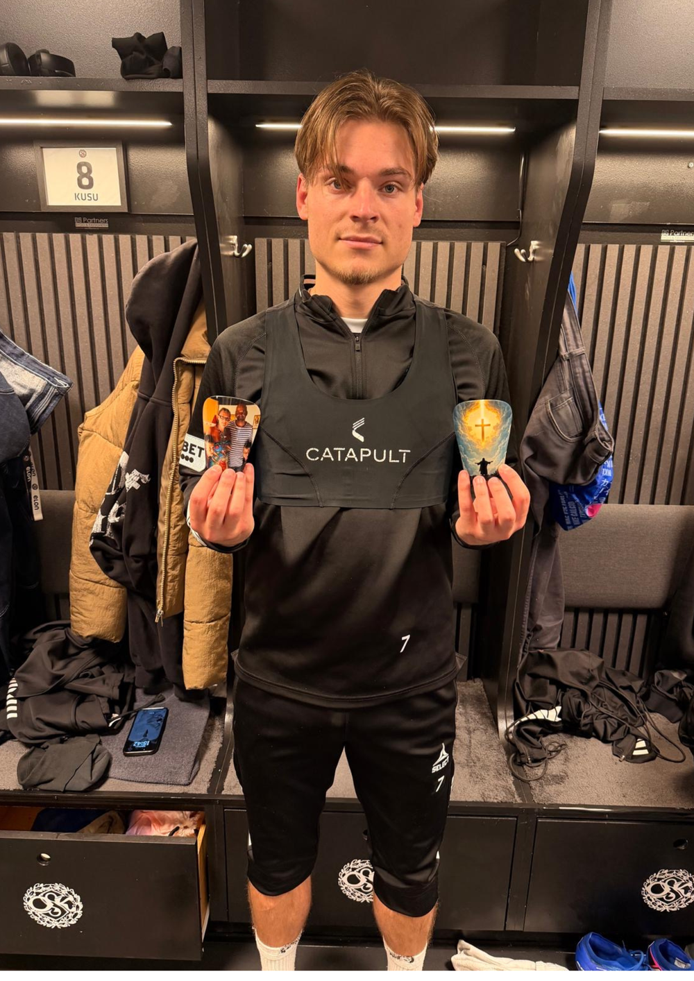 Samuel Wikman håller upp sina personliga benskydd från Adelante