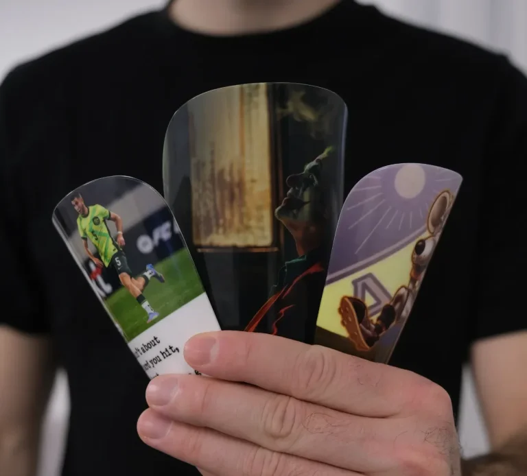 Personliga benskydd för fotboll i olika storlekar och designer