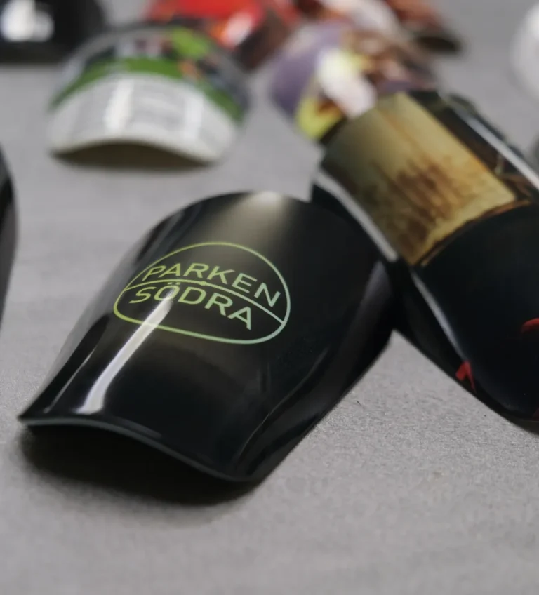 Olika storlekar på personliga benskydd för fotboll